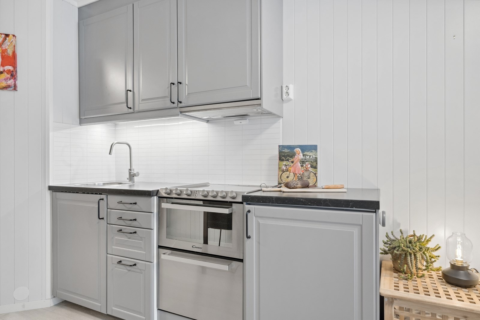 Benkeplate i laminat. stekeovn, koketopp, oppvaskkum og oppvaskmaskin. Galleribilde