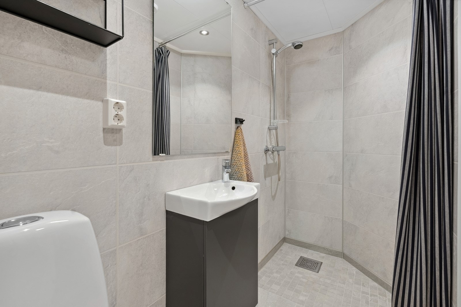 Badet er bygd opp på nytt med varmekabler og fliser på gulv, baderomsplater på vegger, samt nytt sanitærutstyr Galleribilde