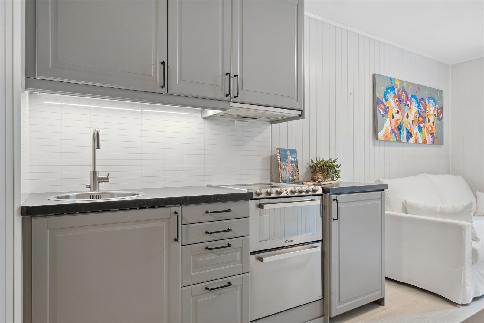 Tekjøkken med over- og underskap. Galleribilde