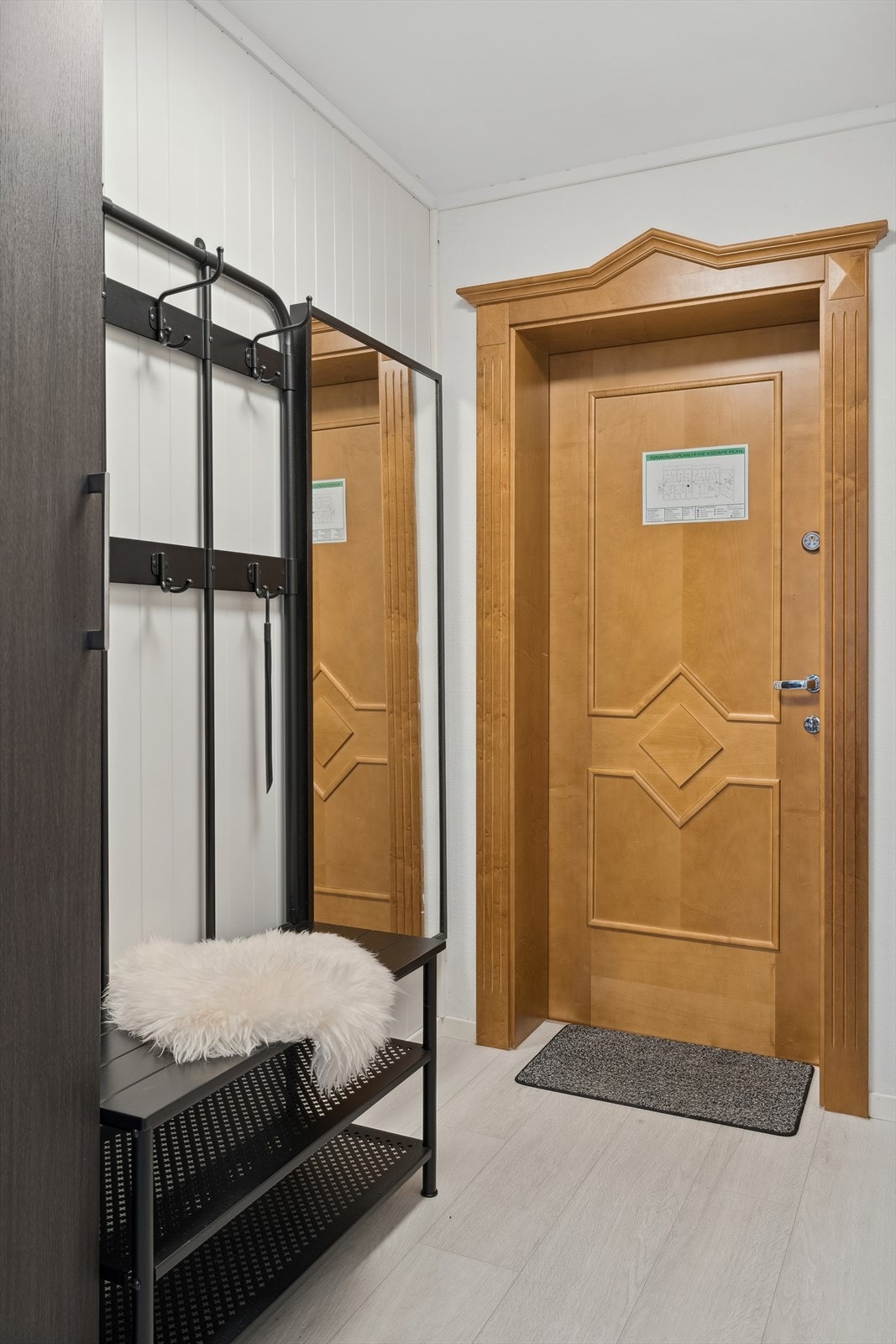 Velkommen inn! Entré med garderobeløsning. Galleribilde