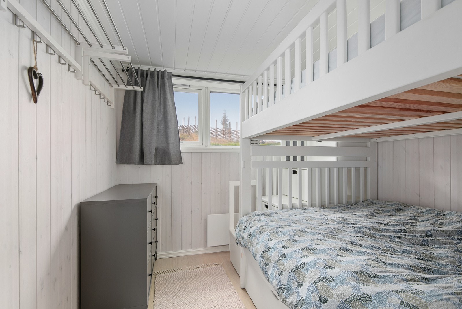 Leiligheten inneholder to gode soverom. Begge soverommene er godt utnyttet med doble køyesenger på hvert rom. Galleribilde