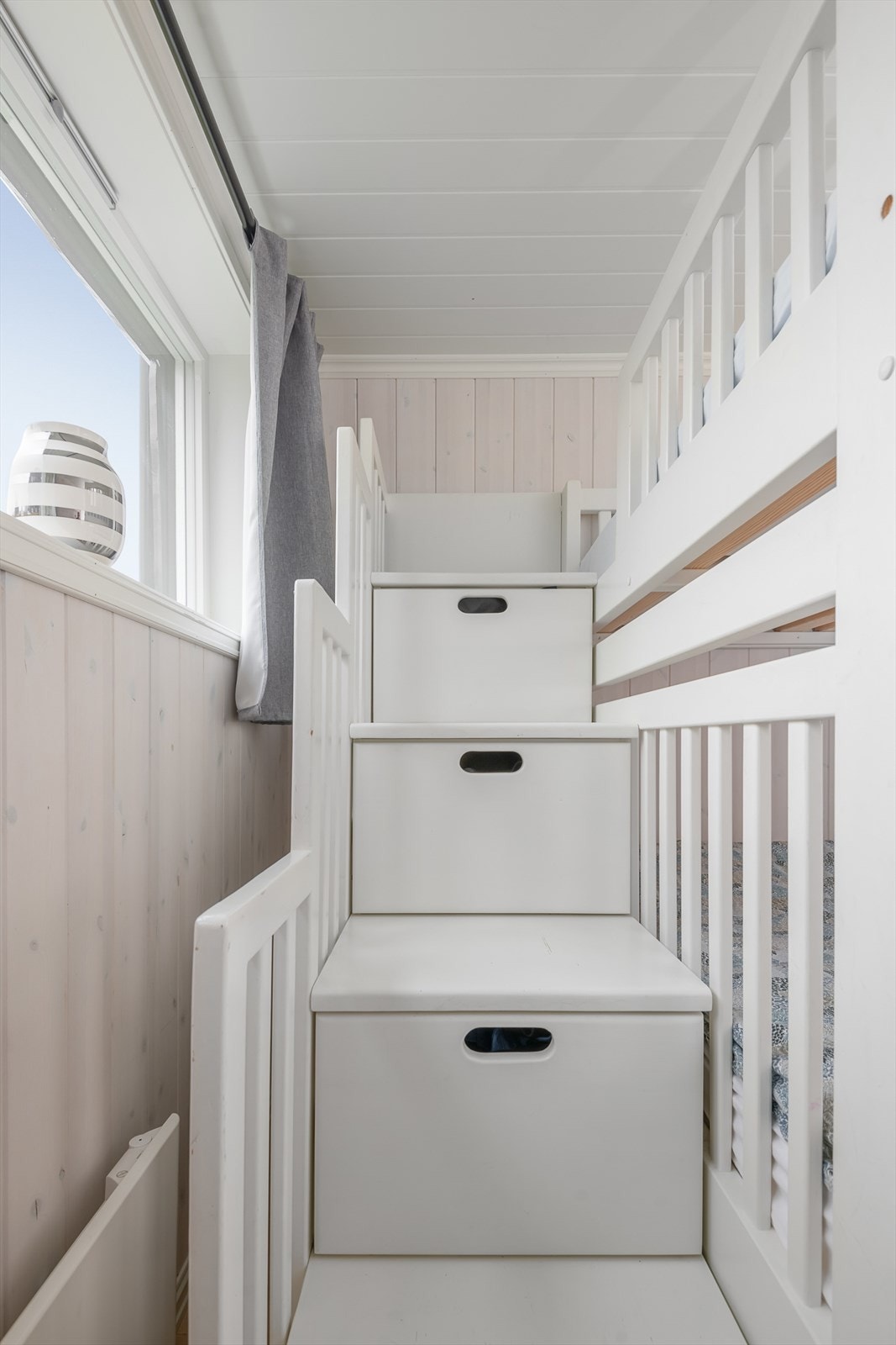 Det er oppbevaringsplass i køyesengen. Galleribilde