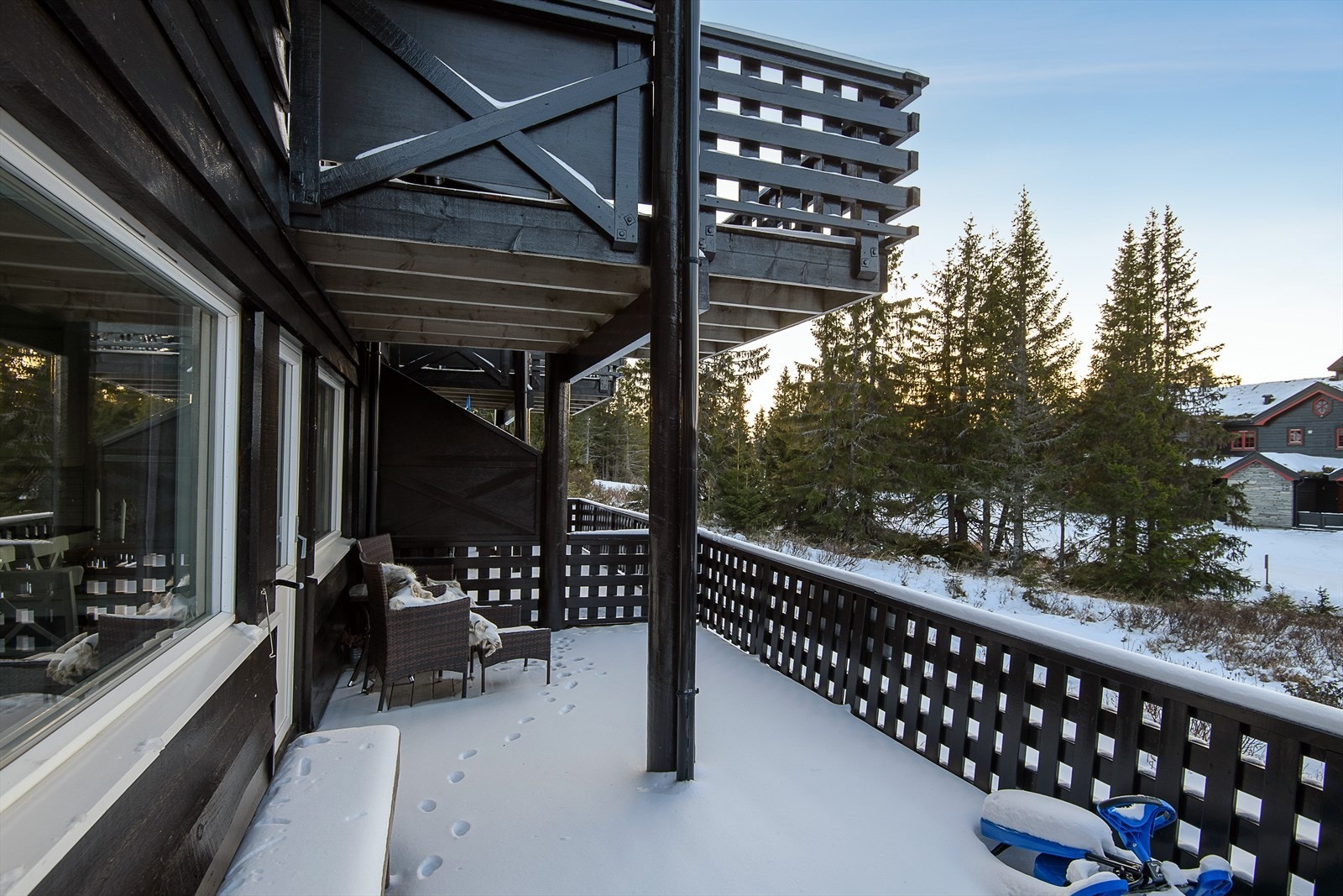 Leiligheten har en romslig uteplass med ettermiddagssol. Galleribilde