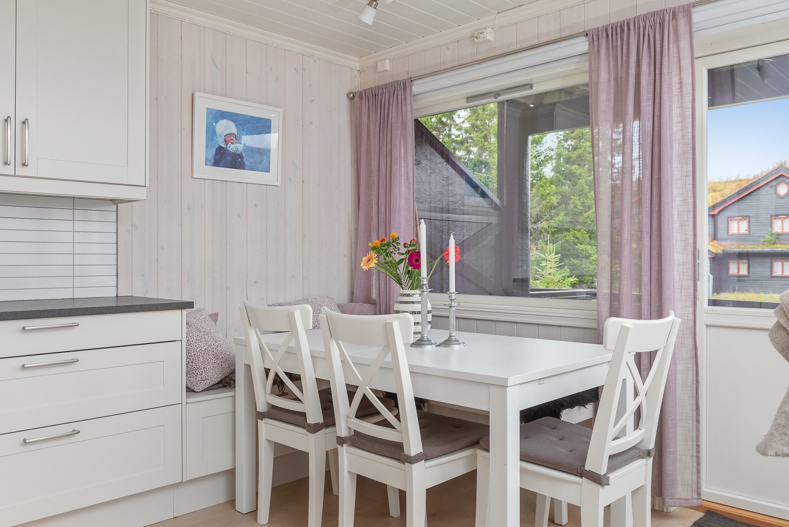 I tilknyttning til kjøkkenet er det laget plass til en hyggelig spisekrok. Galleribilde