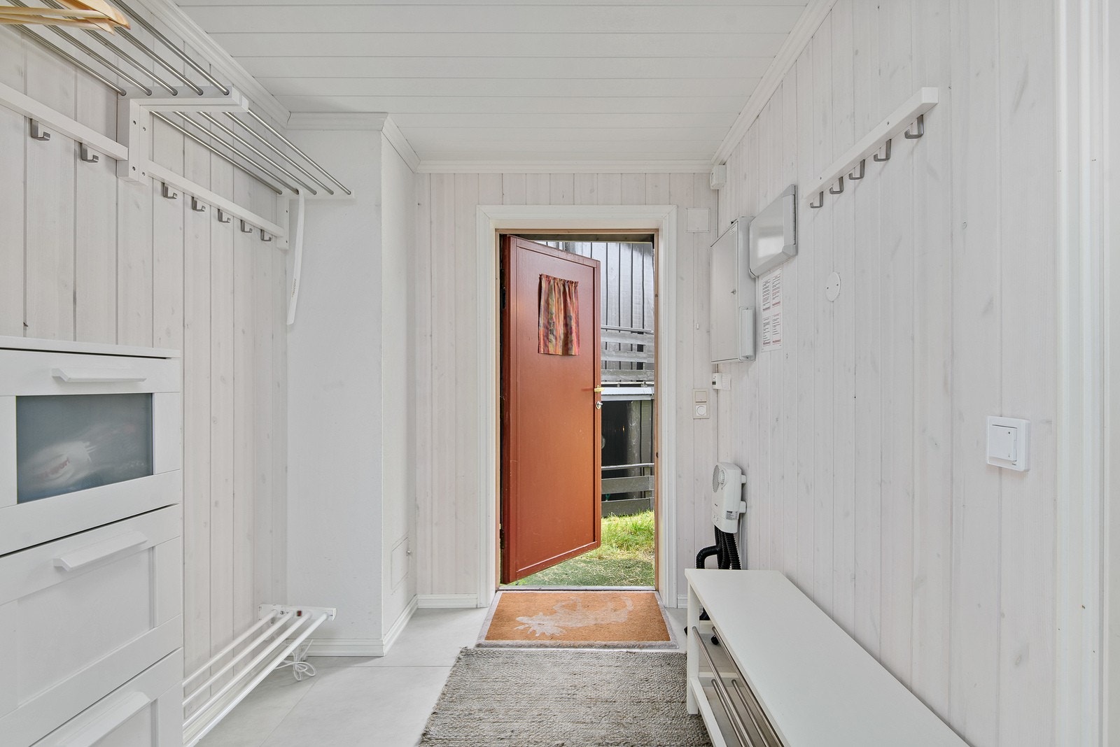 Lys og romslig entré med god plass for å henge av seg yttertøy. Rommet er praktisk innredet med fliser og varmekabler på gulv. Galleribilde