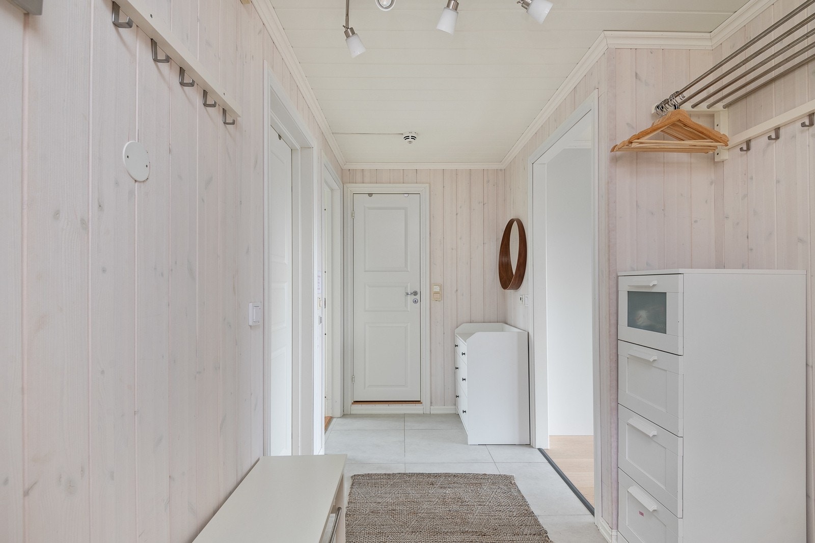 Fra entréen tar du deg videre inn mot soverom, bad og stue/kjøkken. Galleribilde