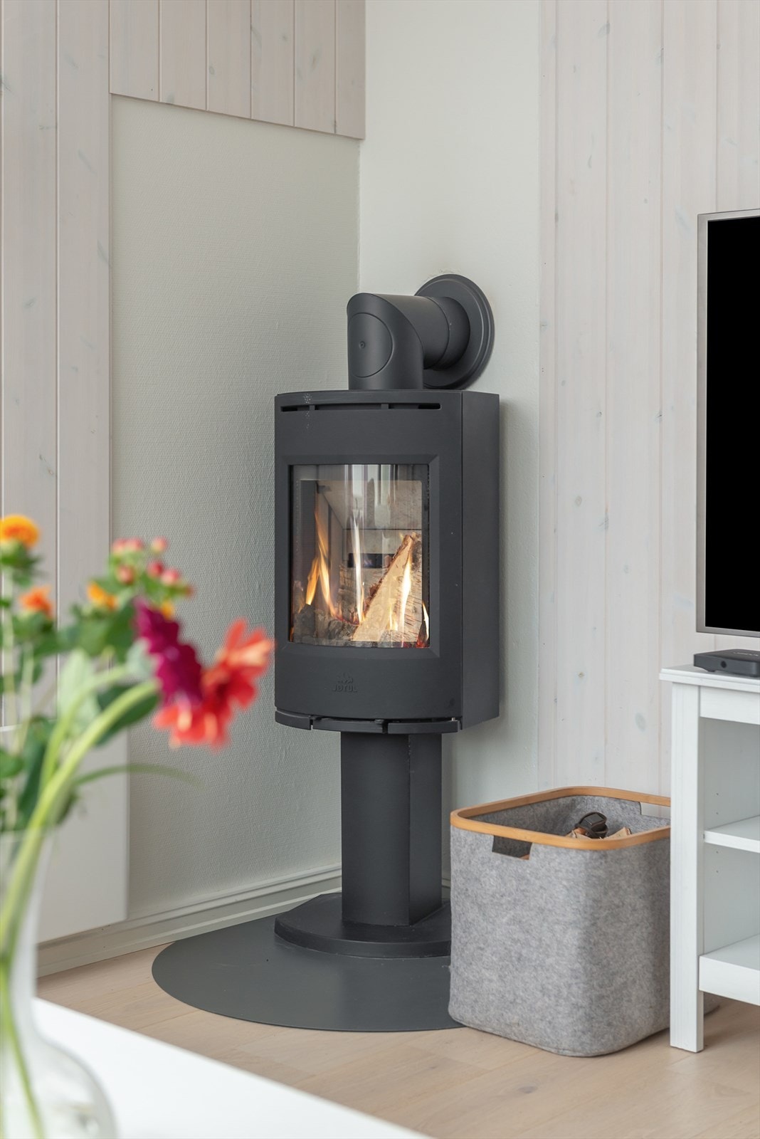 Stuen har en nyere vedovn som gir godt med varme til hele rommet. I tillegg er det varmefolie i gulv, Galleribilde