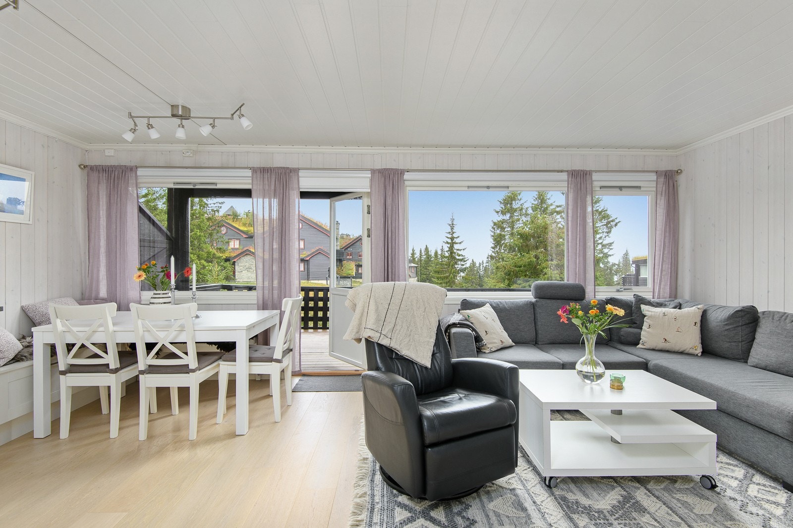 Velkommen inn! Leiligheten ble betydelig oppgradert i 2017. Galleribilde