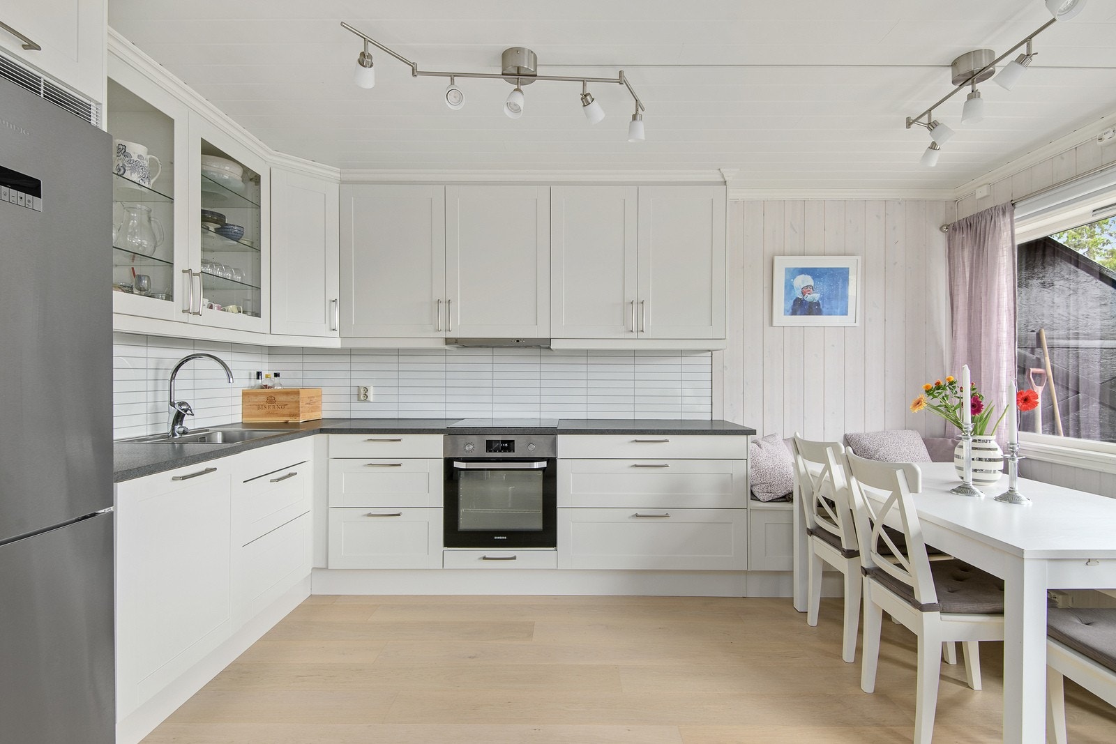 Nytt og pent Sigdal-kjøkken fra 2017 med overskap til tak og benkeplate i laminat. Galleribilde