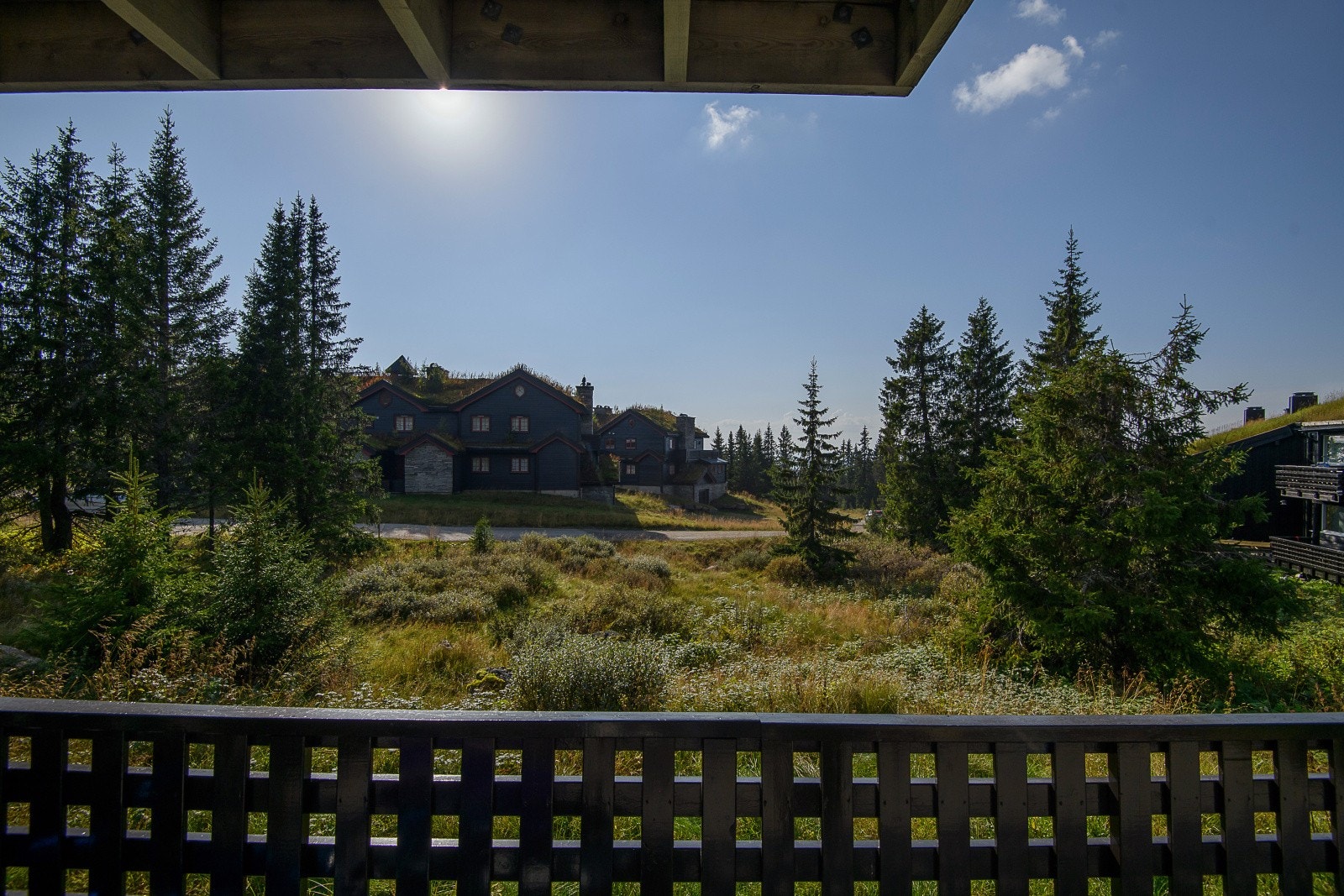 Leiligheten ligger på bakkeplan og har en romslig markterrasse med ettermiddagssol. Galleribilde