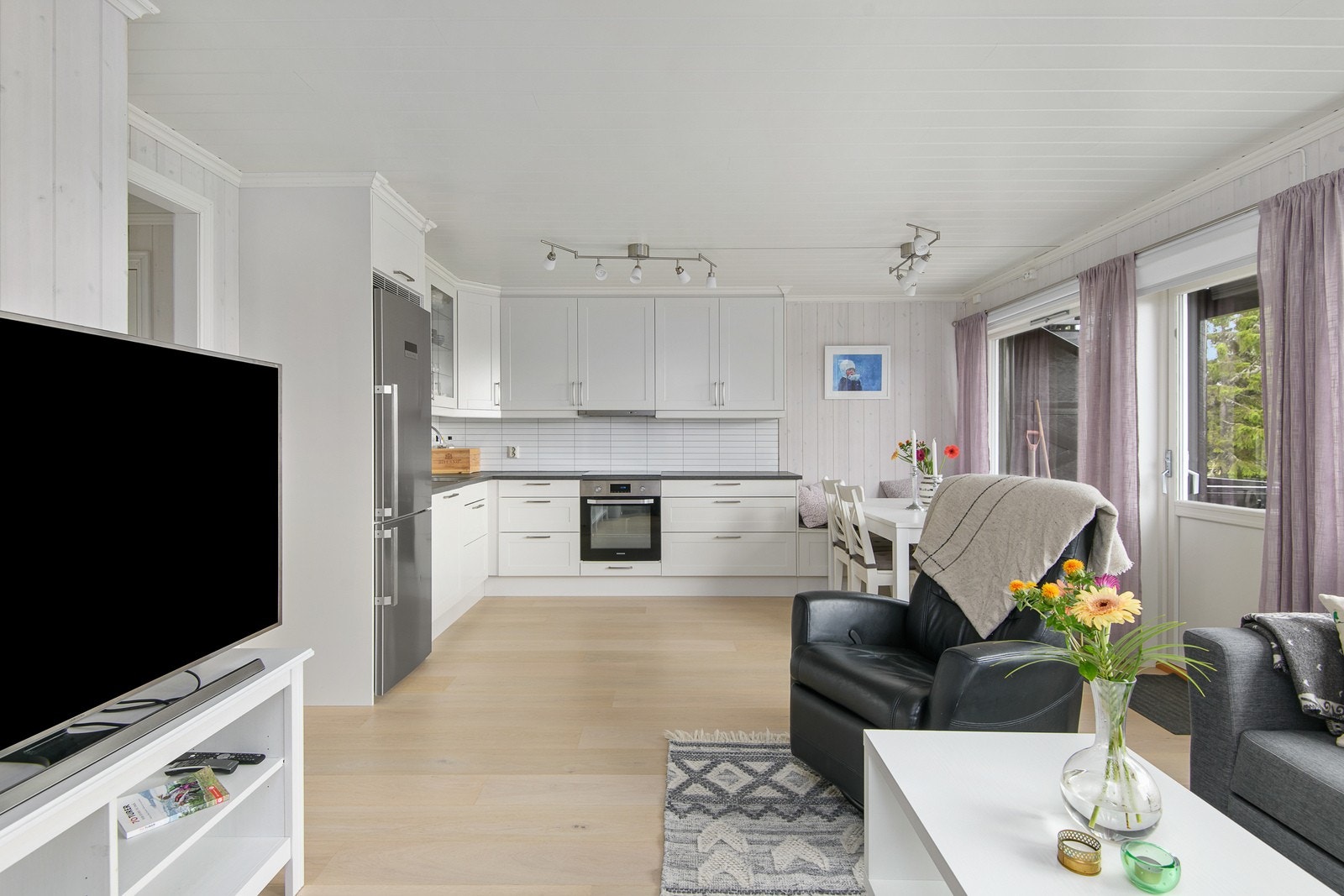 Stua ligger i åpen løsning mot kjøkken og har gode møbleringsmuligheter med plass til både sofa og spisegruppe. Galleribilde