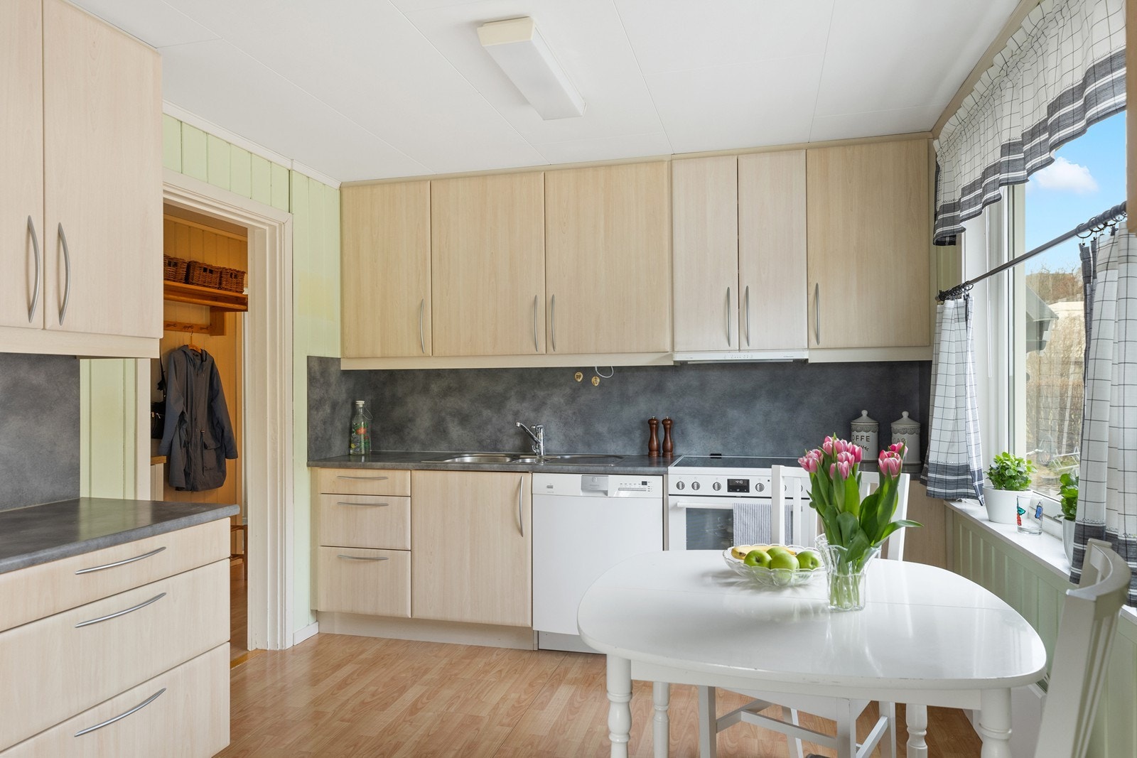 Kjøkkenet har slette fronter og laminat benkeplate. Galleribilde