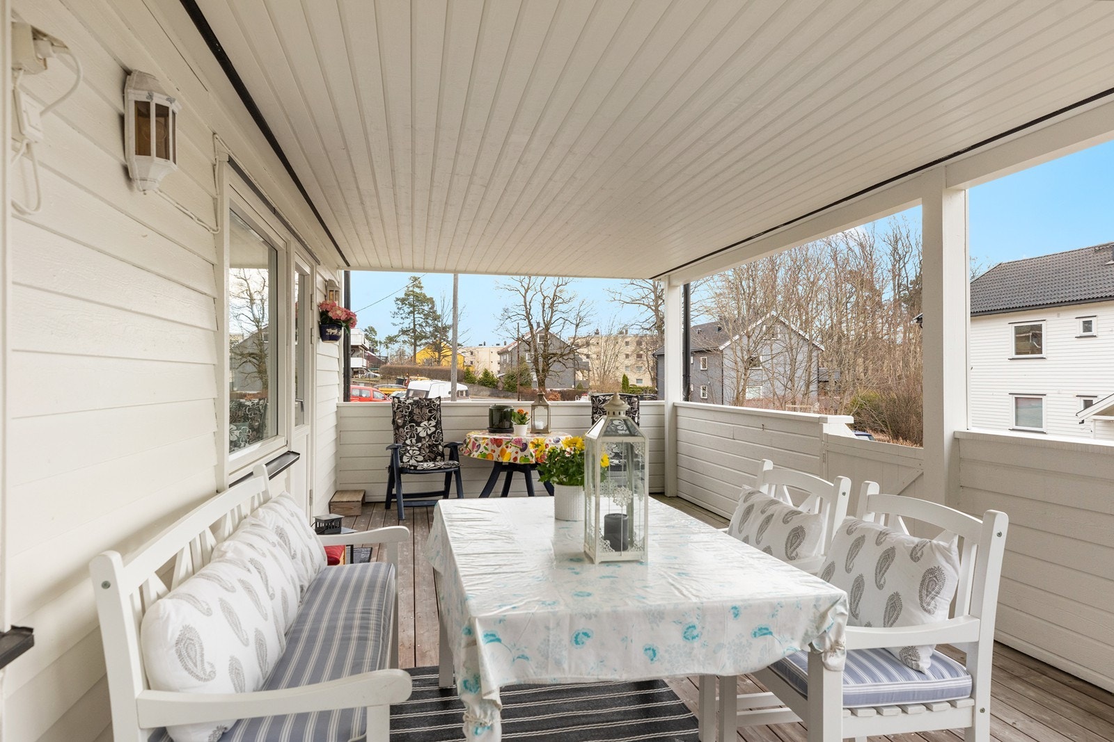 Fra stuen er det adkomst til overbygd veranda på 29 kvm. Galleribilde