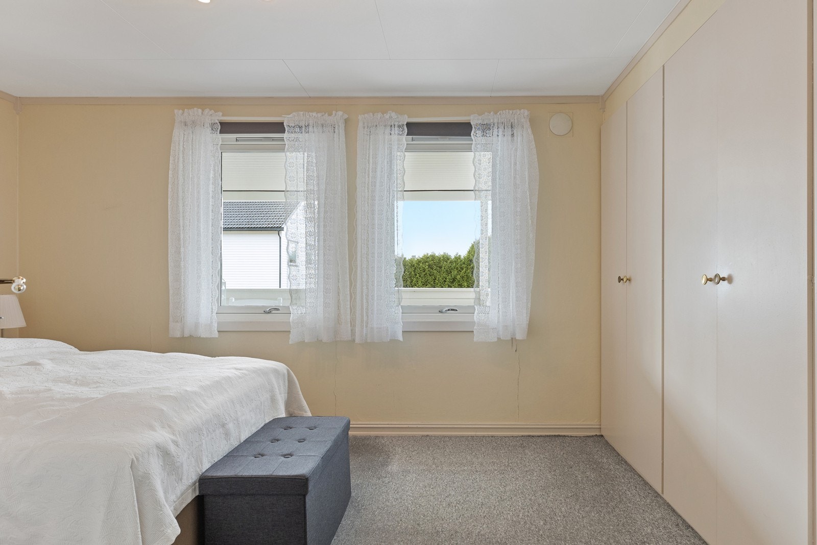 Plassbygde garderobeskap på den ene veggen.
Leiligheten hadde opprinnelig 3 soverom. Planløsningen kan med enkle grep tilbakeføres ved å sette opp lettvegg mellom vinduene på soverommet og mellom stue og spisestudel. Galleribilde