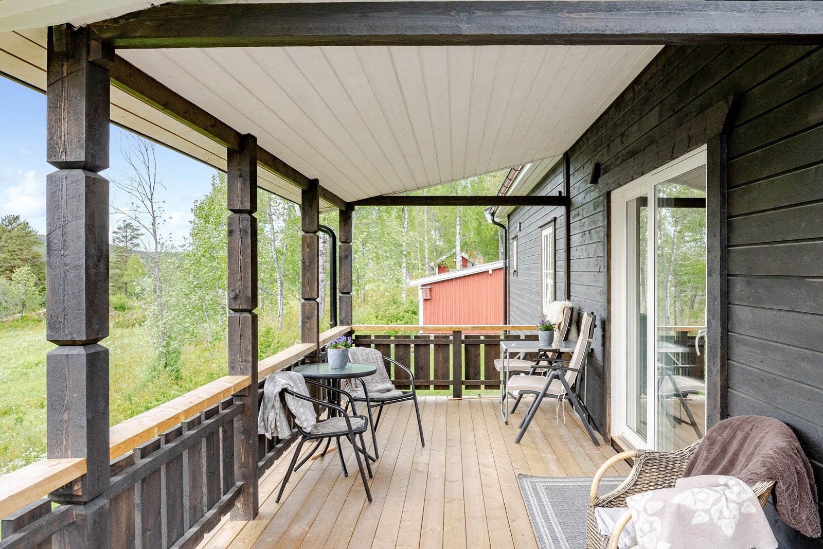 Terrassen er av god størrelse og kan enkelt møbleres med flere sittegrupper. Galleribilde