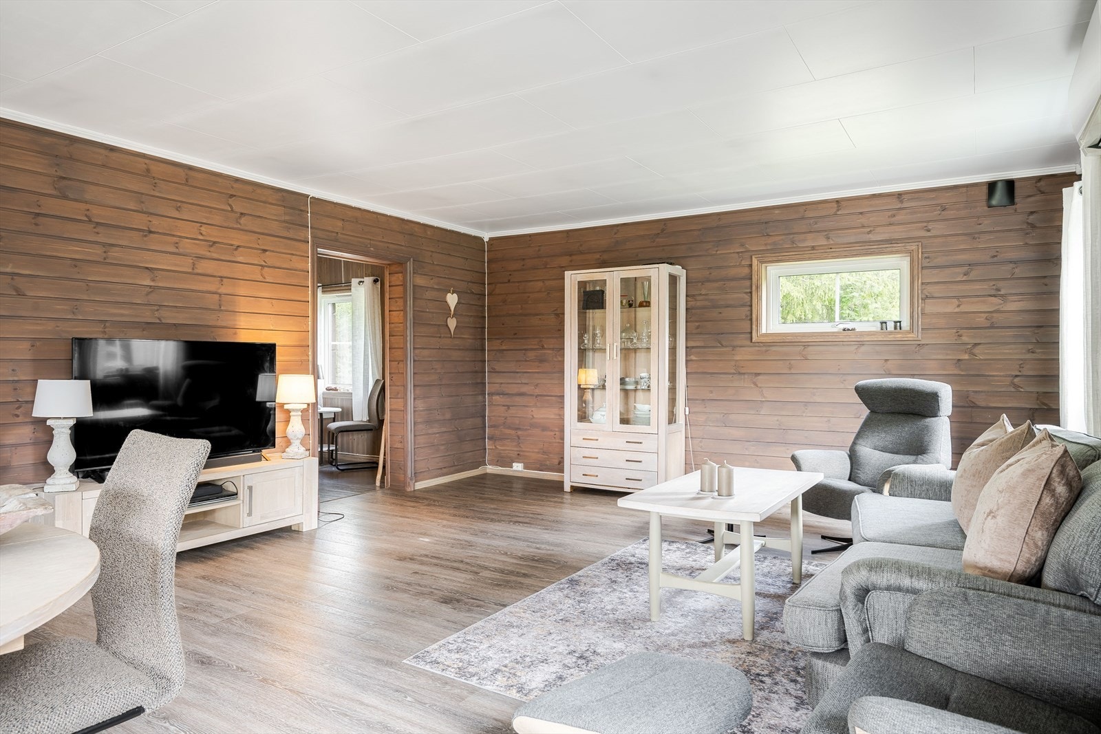 Lys og luftig stue med store vindusflater som gir rikelig med dagslys og en behagelig romfølelse. Galleribilde