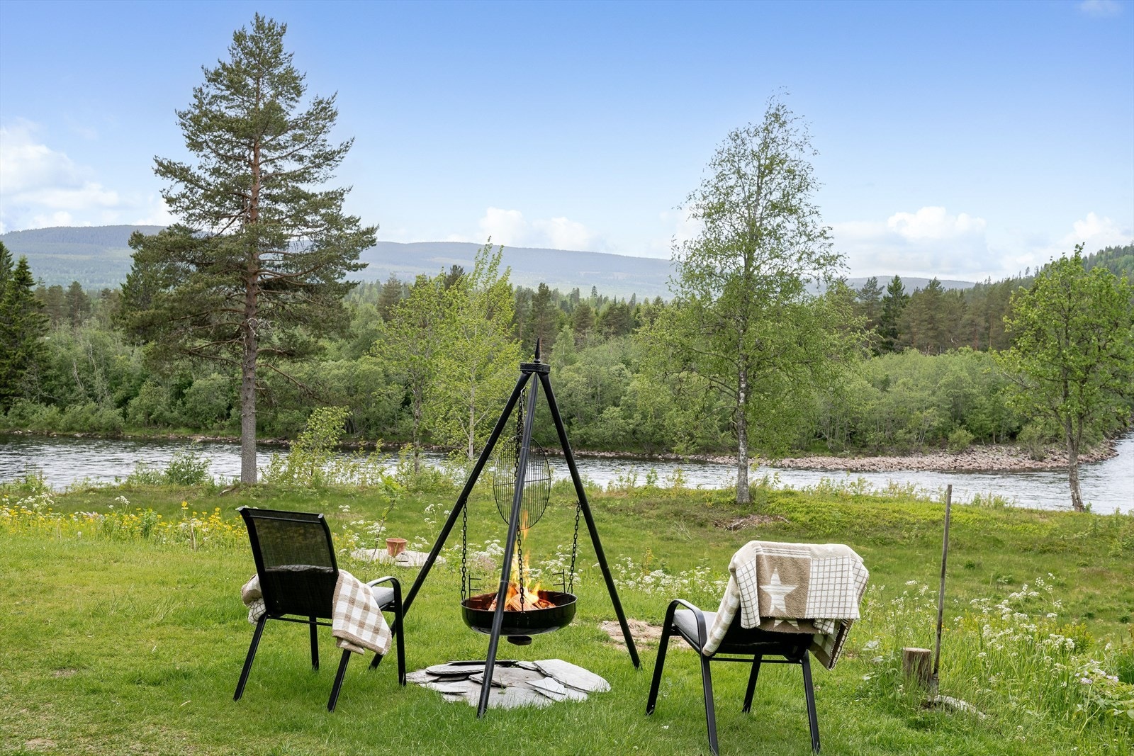 Stemningsfull uteplass med bålpanne og to stoler - nyt roen og den vakre utsikten mot Glomma. Galleribilde