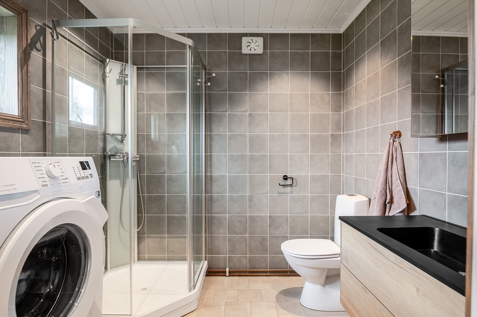 Bad med flislagte gulv og vegger. Varmekabler. Galleribilde