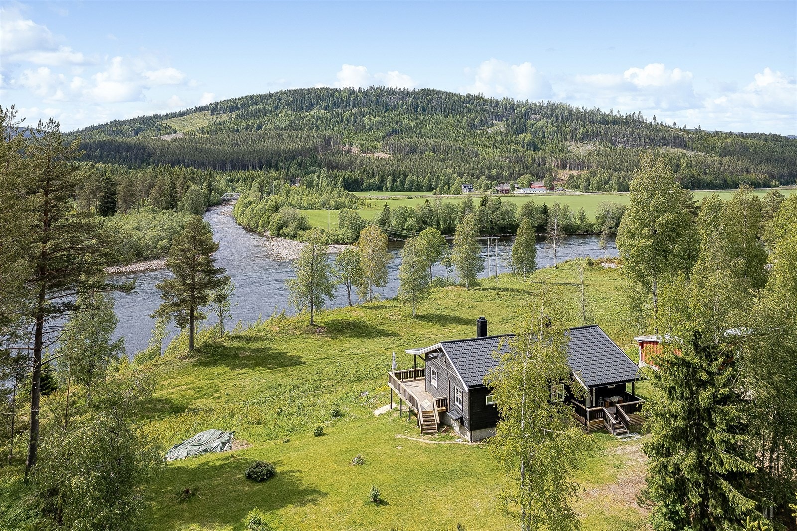 Eiendommen har en fredelig beliggenhet, kun ca. 10 minutters kjøretur fra Rena sentrum med alle nødvendige servicetilbud. Galleribilde
