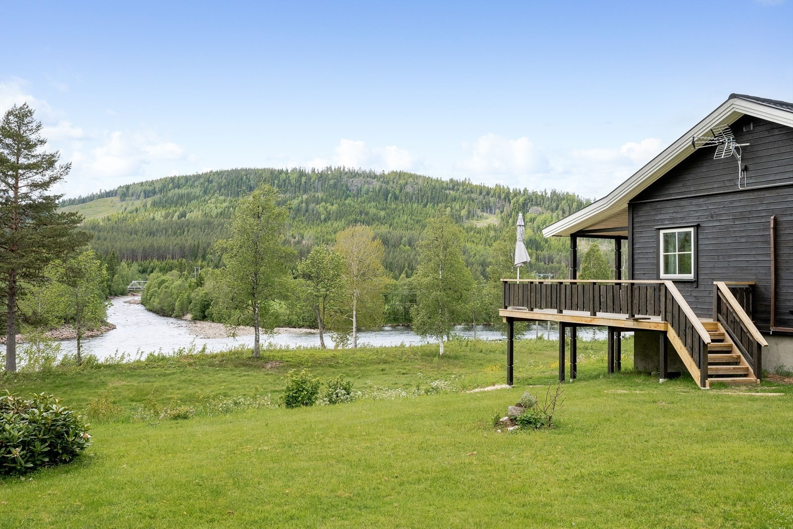 Velstelt og innbydende hage - perfekt for både små og store uteaktiviteter. Galleribilde