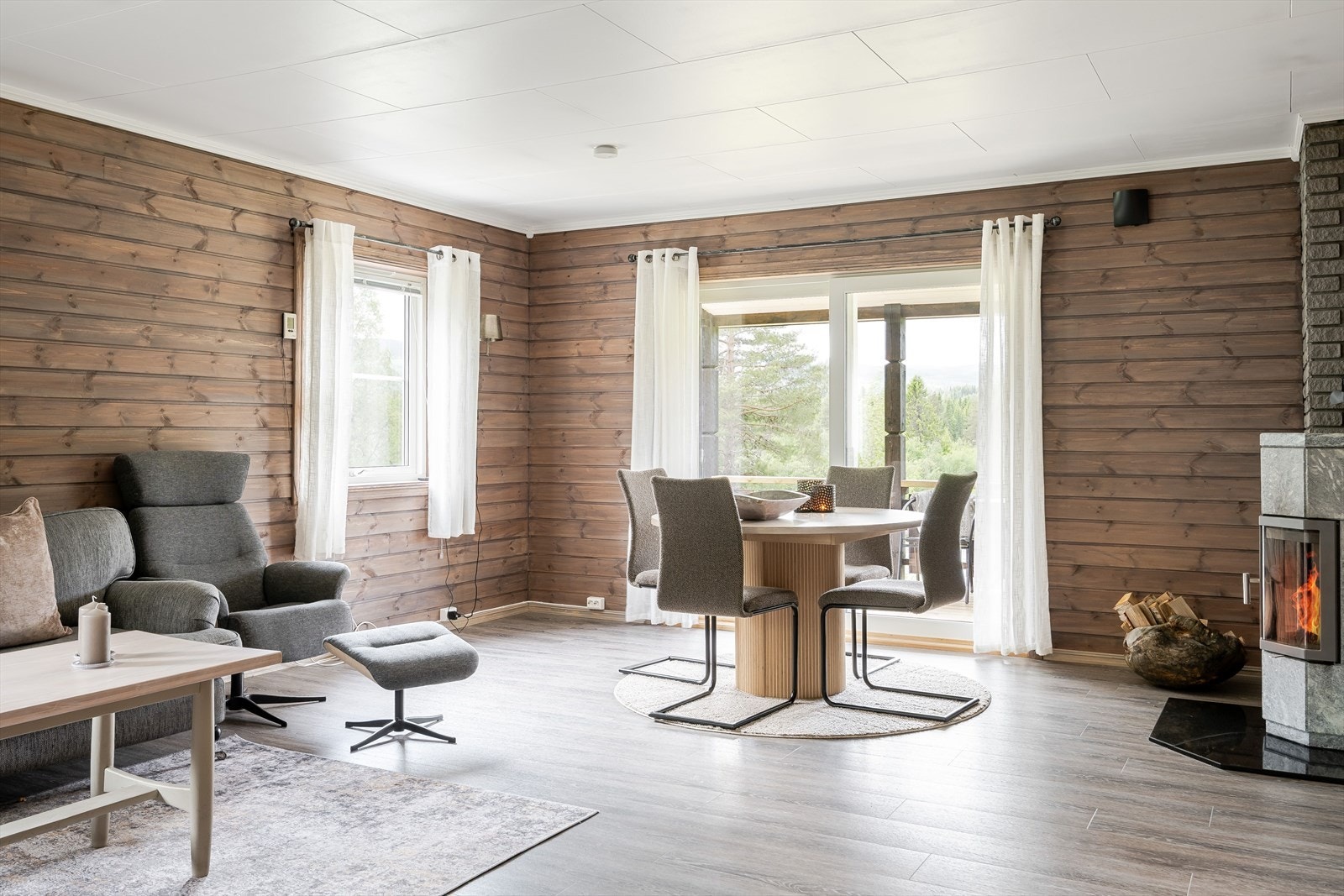 Stuen har direkte utgang til en solrik terrasse hvor du kan nyte flott utsikt og gode solforhold. Galleribilde