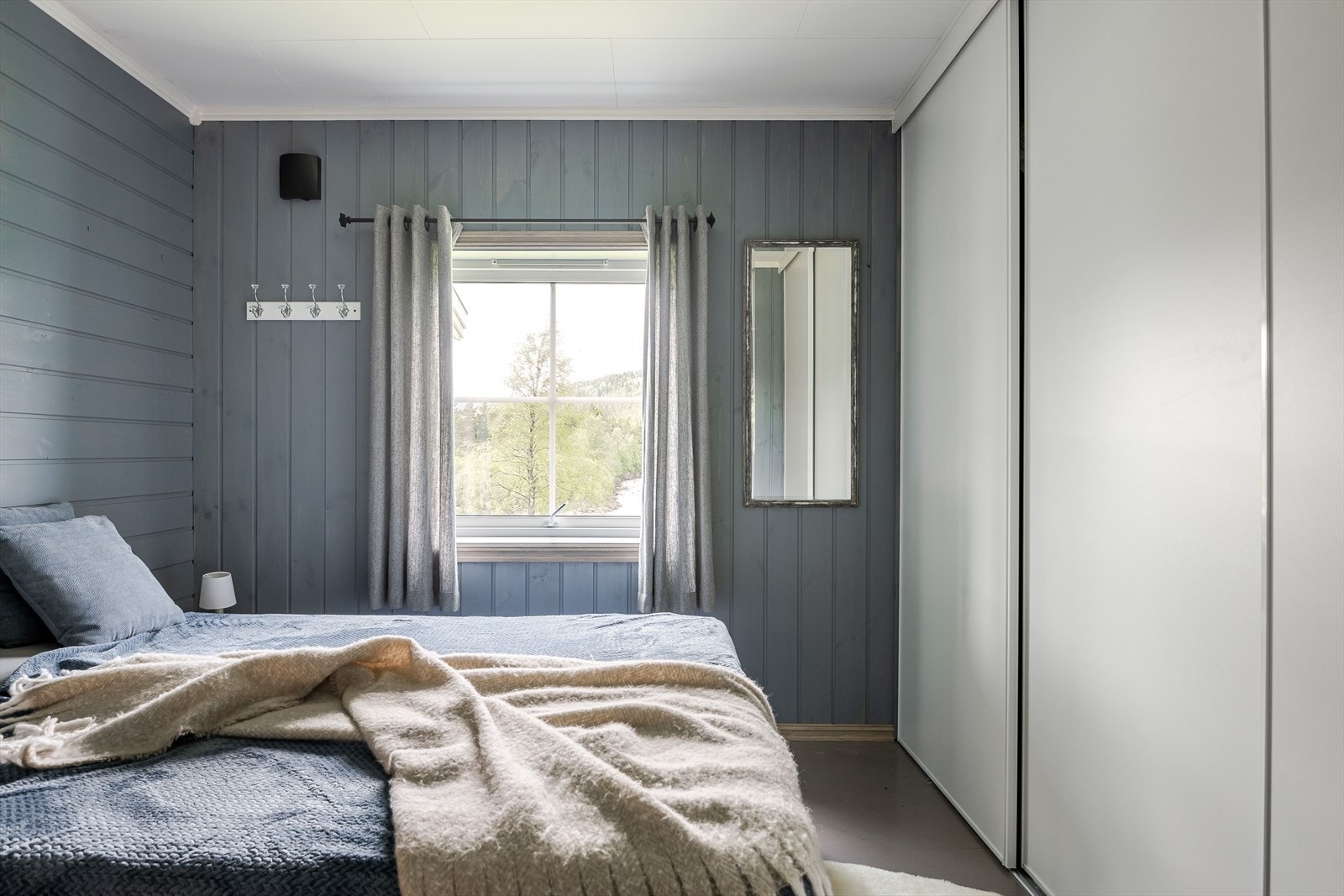 God plass til dobbeltseng og nattbord - praktisk plassbygget garderobe. Galleribilde