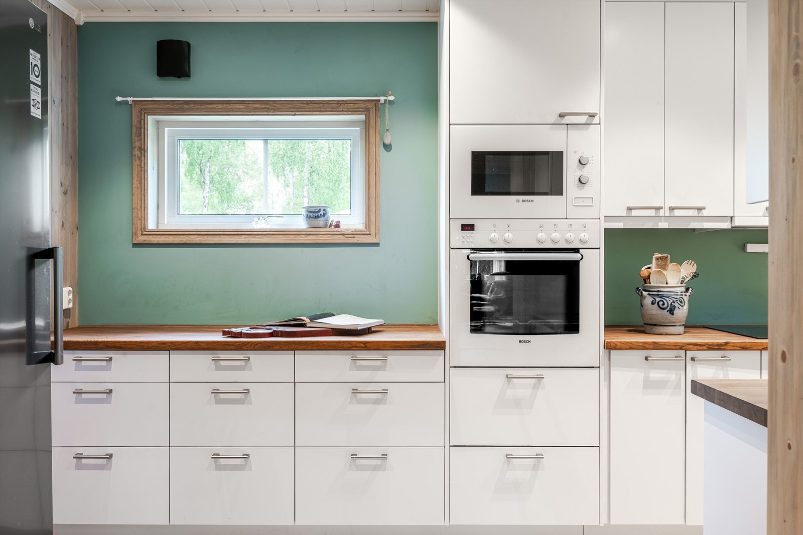 Moderne kjøkken med rikelig skap- og benkeplass. Galleribilde