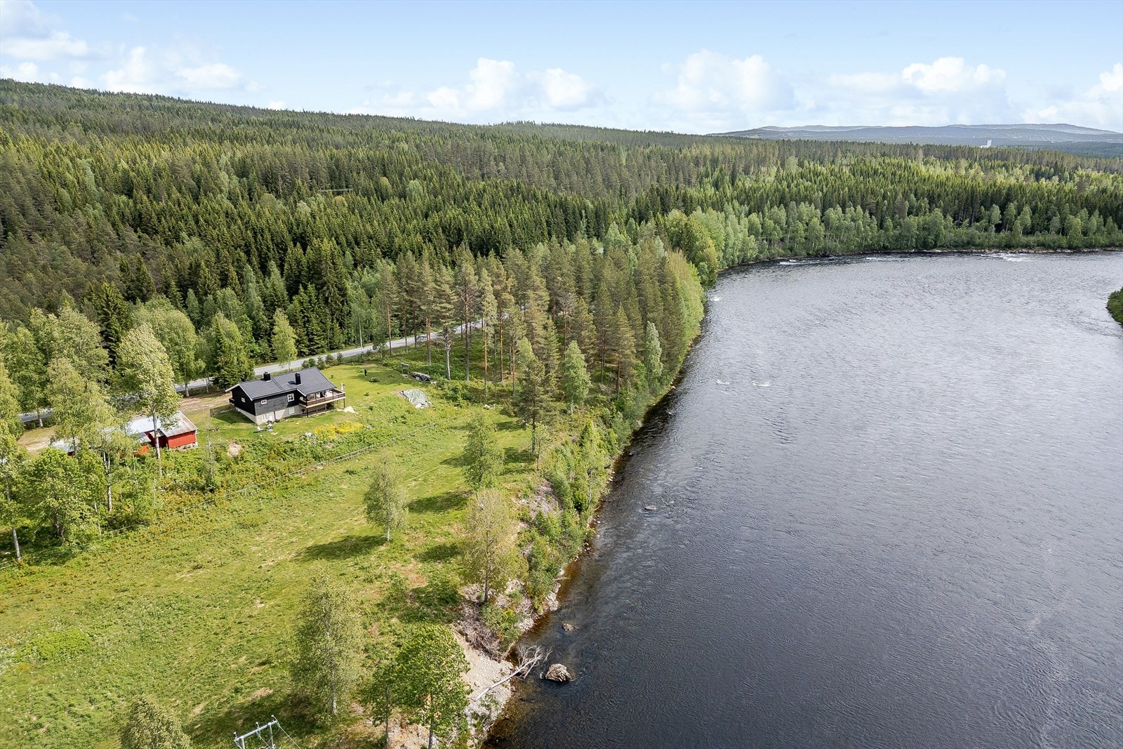 Eiendommen har en fantastisk beliggenhet med utsikt til Glomma. Galleribilde