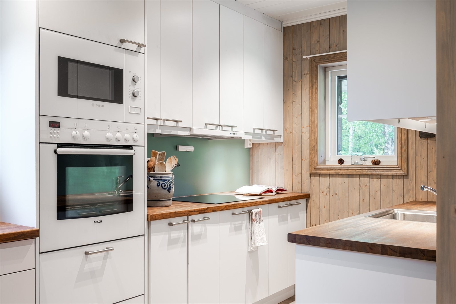 Epok kjøkken montert i 2022. Integrert oppvaskmaskin, stekeovn, micro og platetopp. Galleribilde