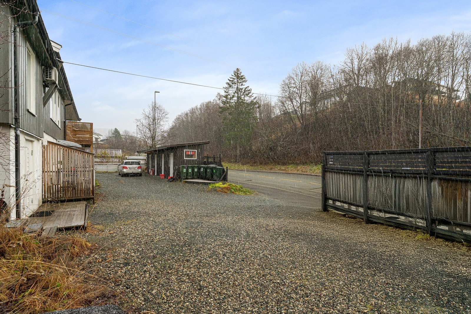 Rikelig med oppstillingsplasser på felles tomt. Galleribilde