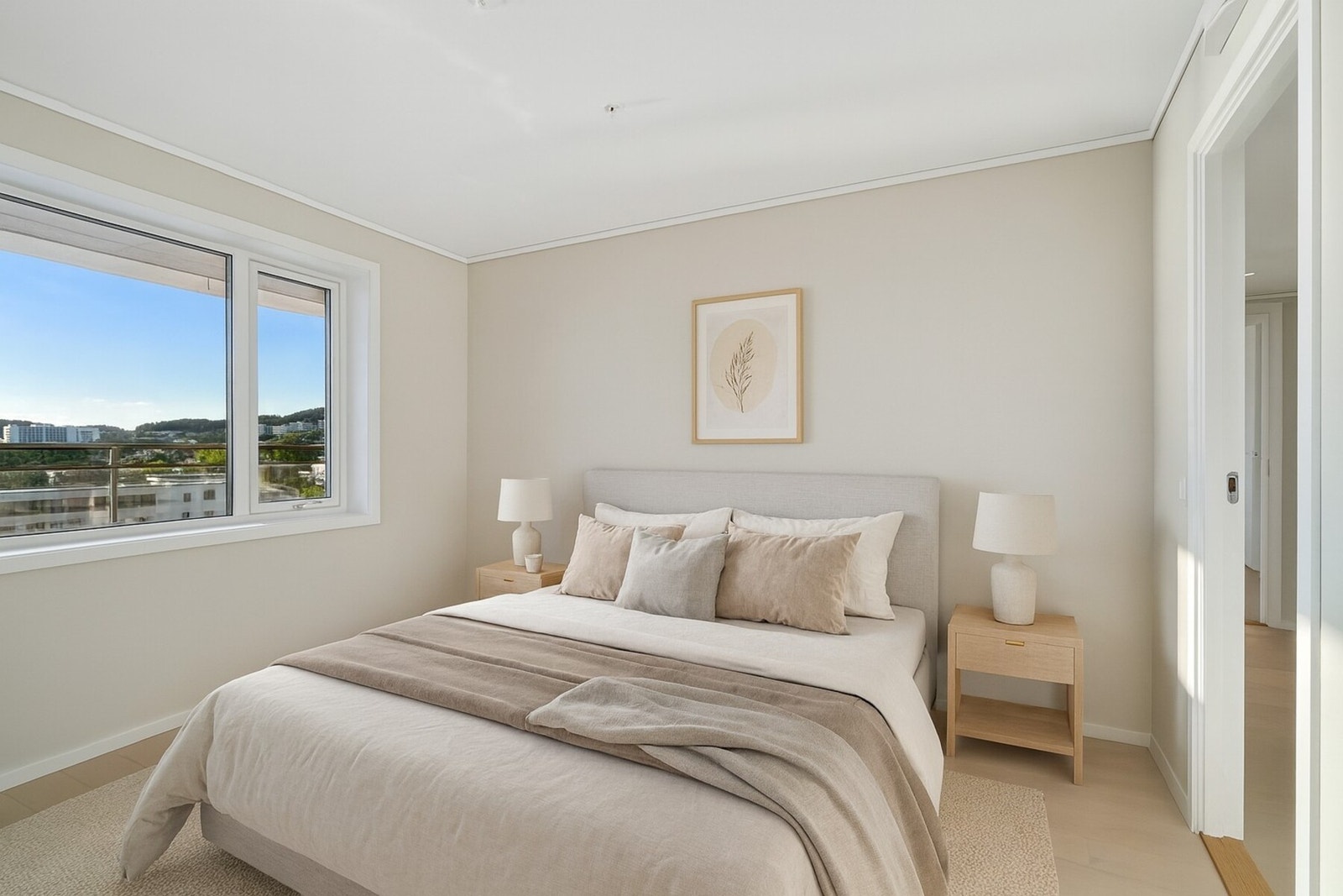 Det er god plass til dobbeltseng og tilhørende nattbord om ønsket. (Bildet er digitalt møblert). Galleribilde