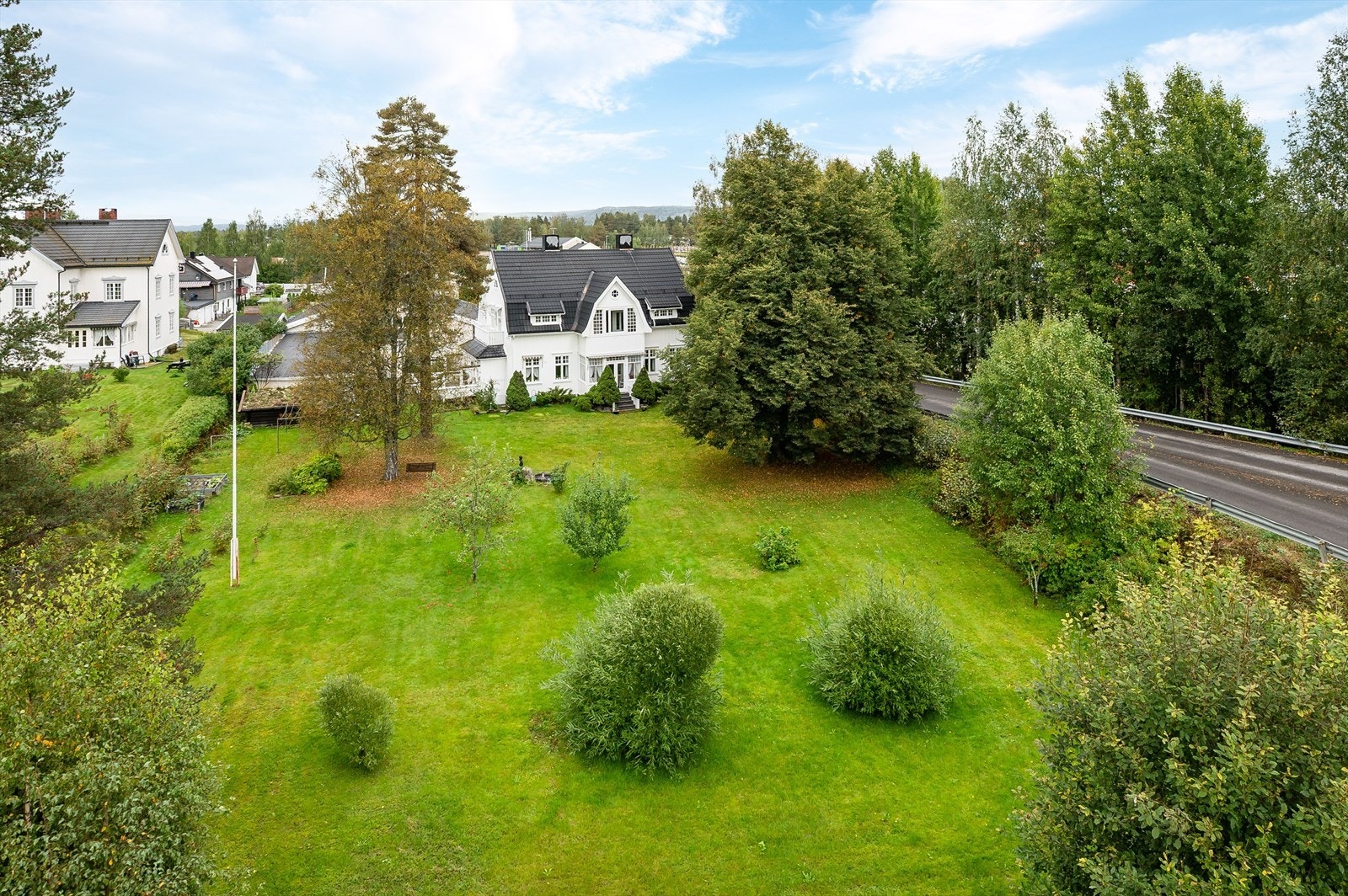 Boligen har en praktisk beliggenhet med gangavstand til flere dagligvarebutikker, skoler, barnehager og Elverum sentrum. Galleribilde