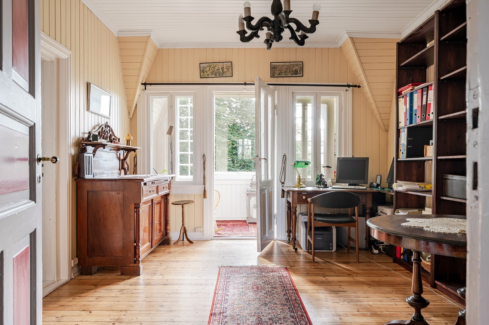 Rommet brukes i dag som kontor, men egner seg også godt som ekstra stue eller soverom - med utgang til innglasset balkong. Galleribilde