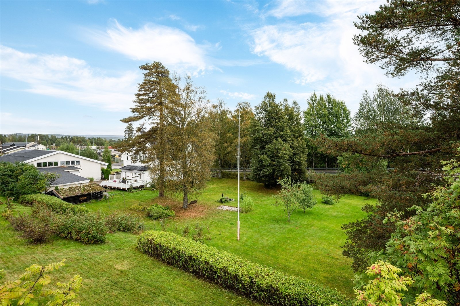 En stor og velstelt hage - perfekt for både små og store. Galleribilde