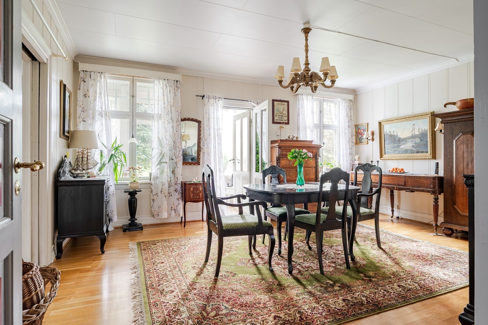 Fra spisestuen har man utgang til en liten vinterhage med trapp ned til hagen. Galleribilde