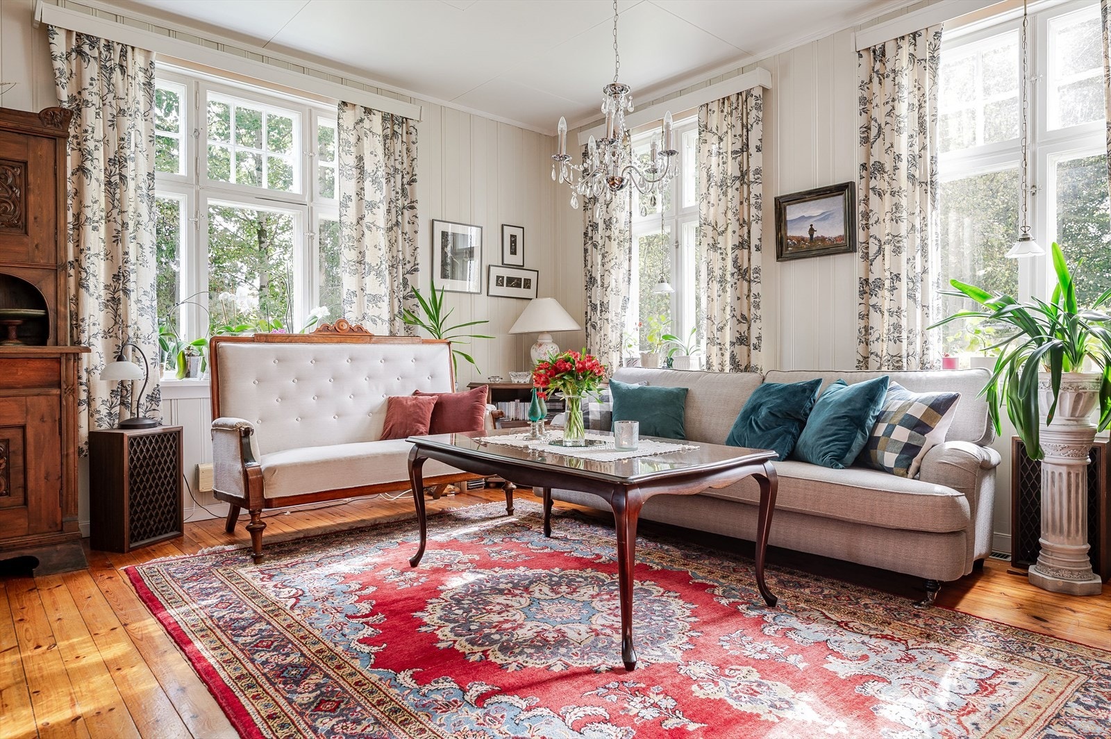 De store vindusflatene fyller stuen med naturlig lys. Galleribilde