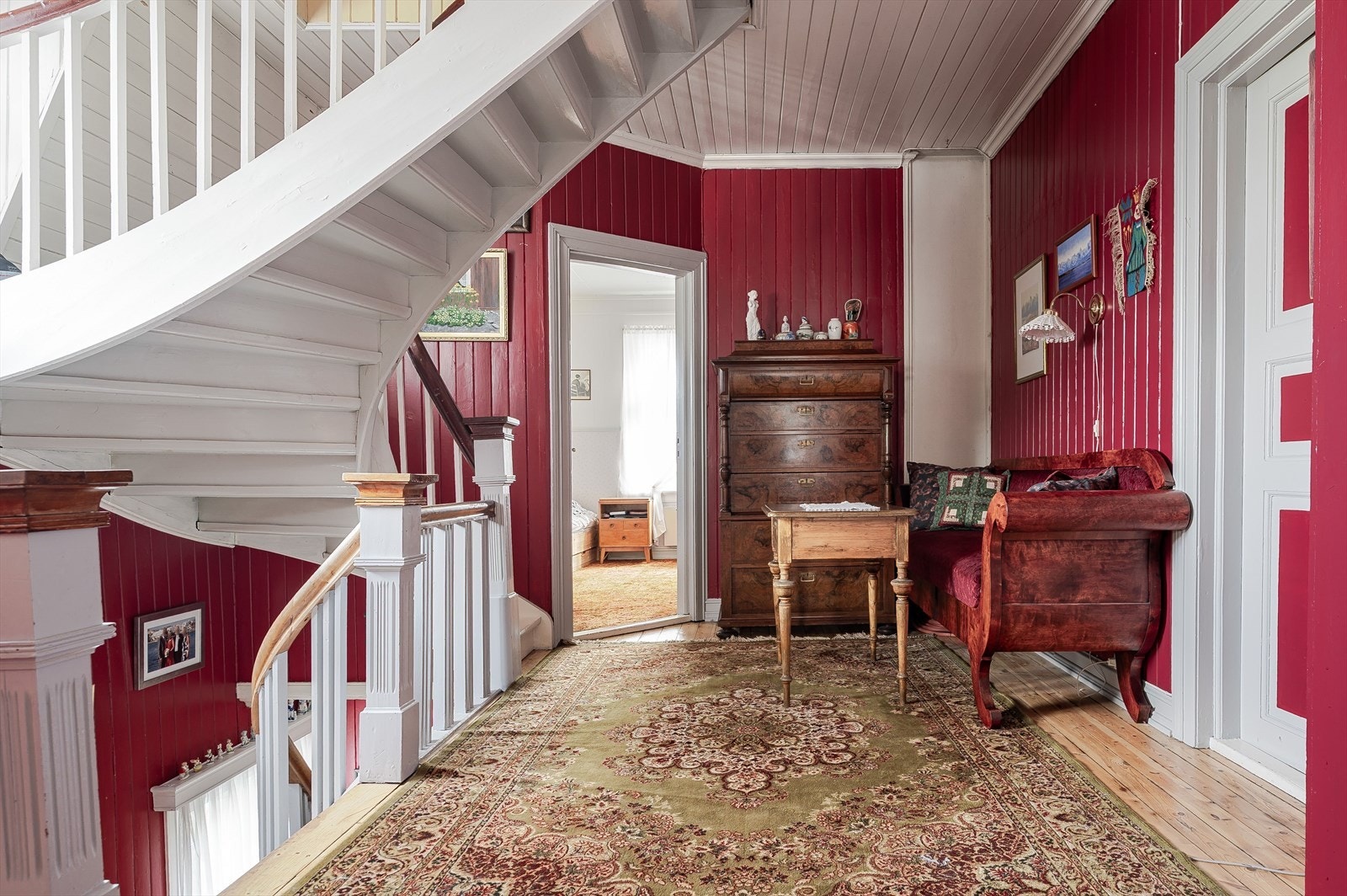 Fra trappen ledes du inn i en praktisk hall som binder rommene sammen. Galleribilde