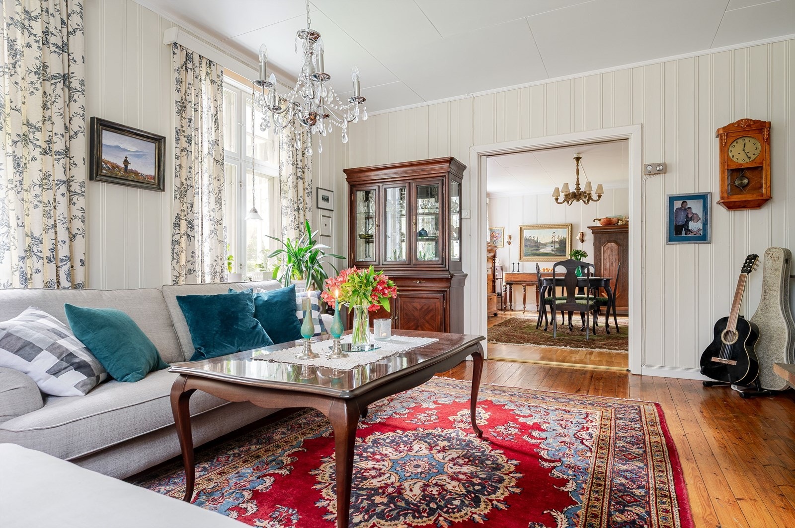 Den gode takhøyden i alle rom skaper en luftig og herskapelig atmosfære. Galleribilde