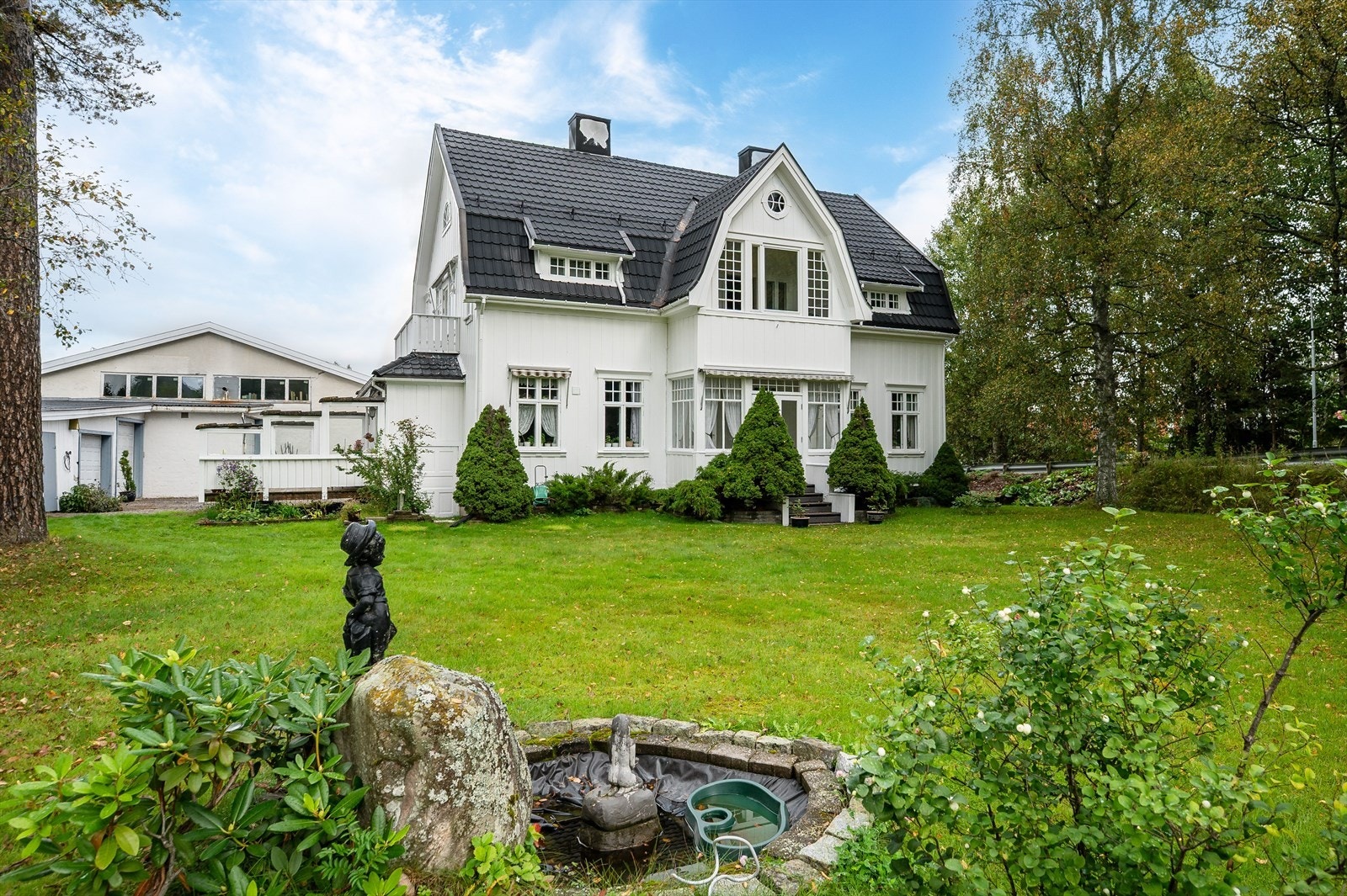 Innholdsrik enebolig på hele 401m² med god takhøyde og stor tomt på totalt ca. 2456m². Galleribilde