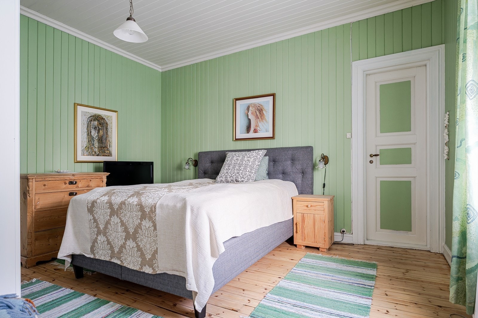 Soverom 2 er også av god størrelse og har egen walk-in-garderobe. Galleribilde