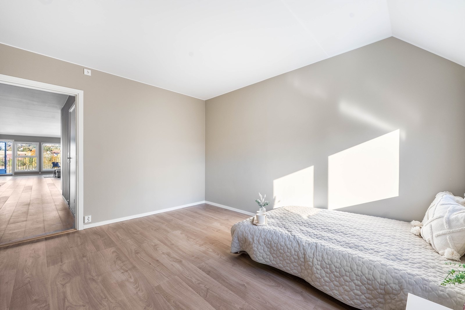 Soverom 1 med plass til dobbeltseng og garderobeskap. Galleribilde