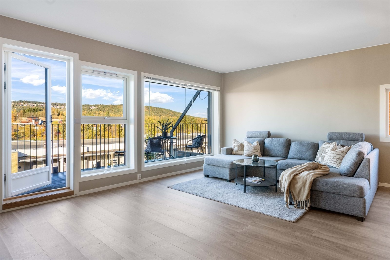 Utgang til balkong. Galleribilde