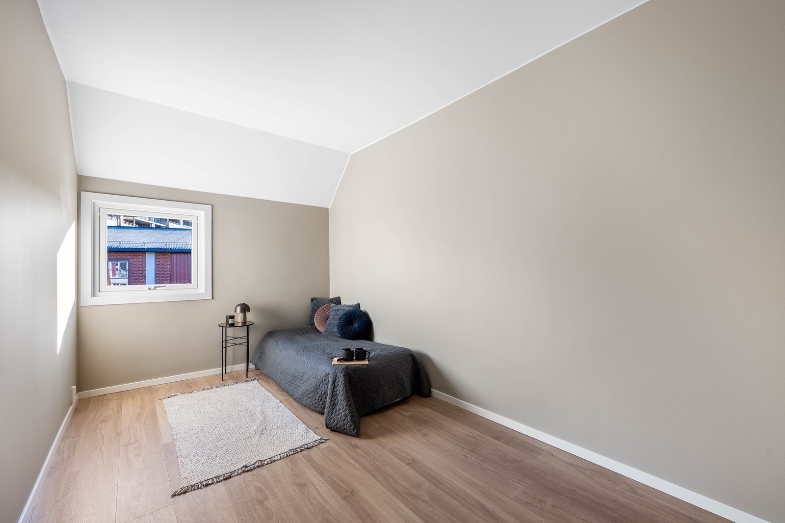 Soverom 2. Rommet er malt i lune og moderne farger. Galleribilde