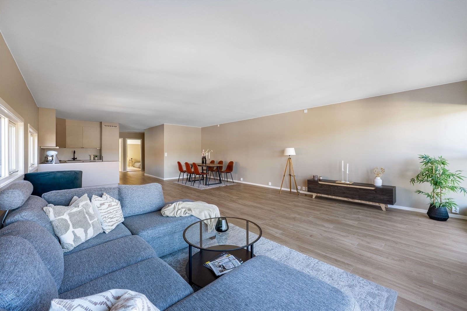 Det er god plass til både sofahjørne, spisegruppe og annet stuemøblement. Galleribilde