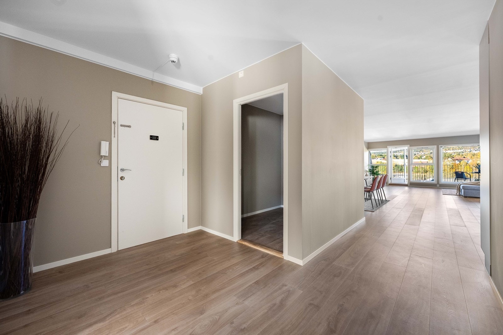 Du kommer inn i en lys og åpen entré med direkte adkomst til alle rom i leiligheten. Galleribilde