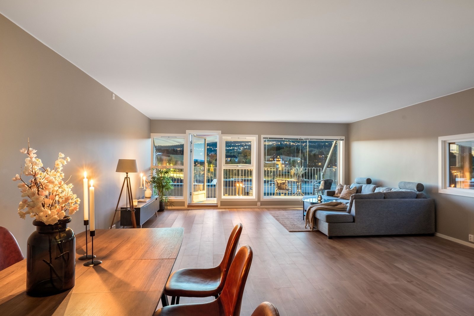 Lun og hyggelig kveldsstemning i allrommet. Galleribilde