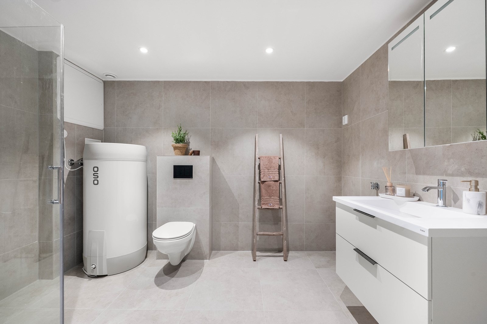 Lekkert bad med flislagte vegger og gulv, downlights i himling. Galleribilde