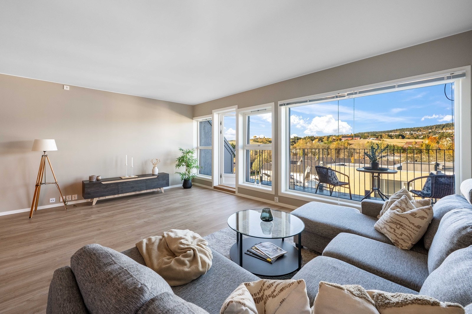 Stuen oppleves svært romslig, og har flere møbleringsmuligheter. Galleribilde