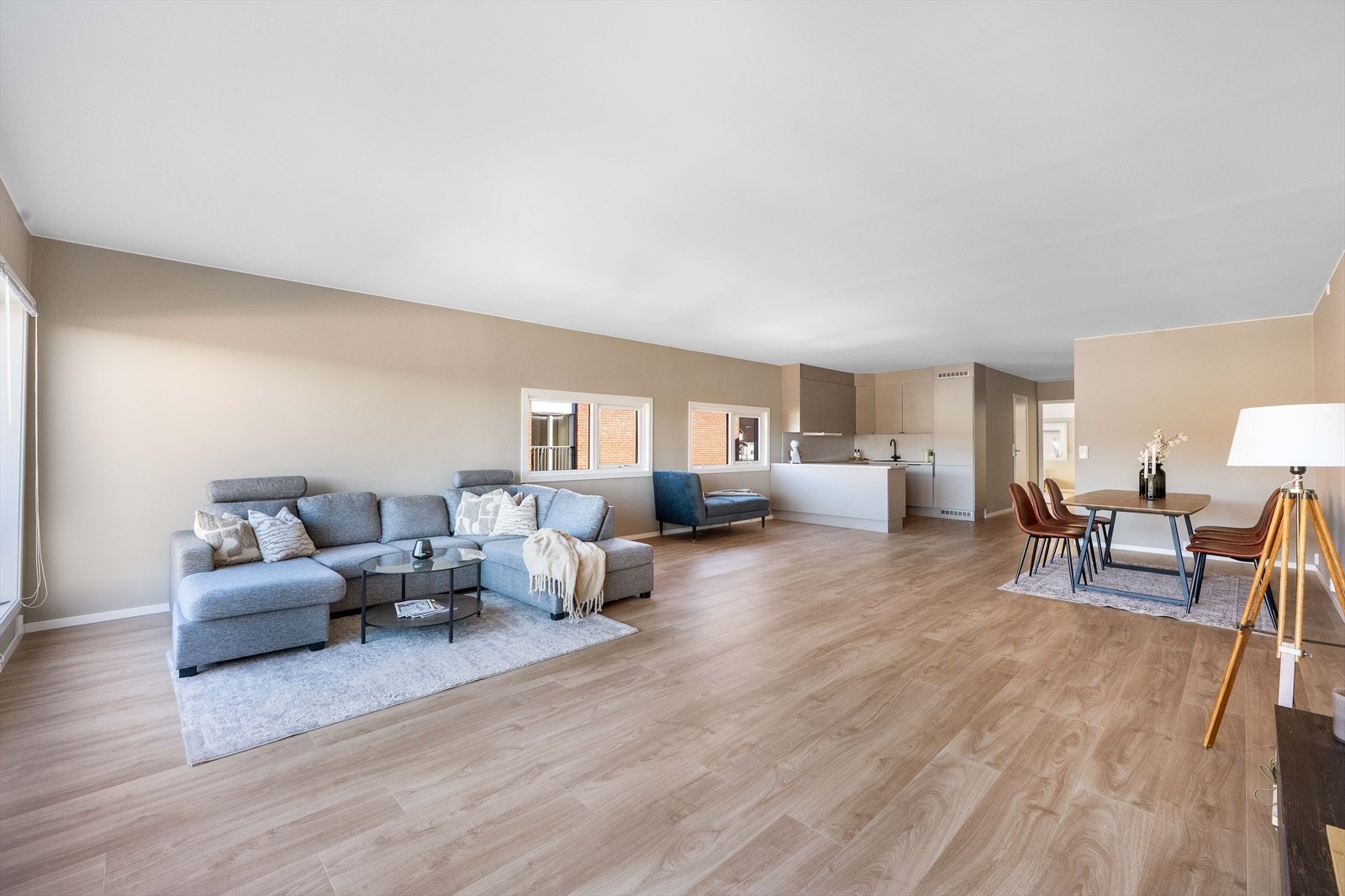 Stue og kjøkken er et åpent, fint og sosialt allrom. De mange vindusflatene slipper inn rikelig med naturlig lys. Galleribilde