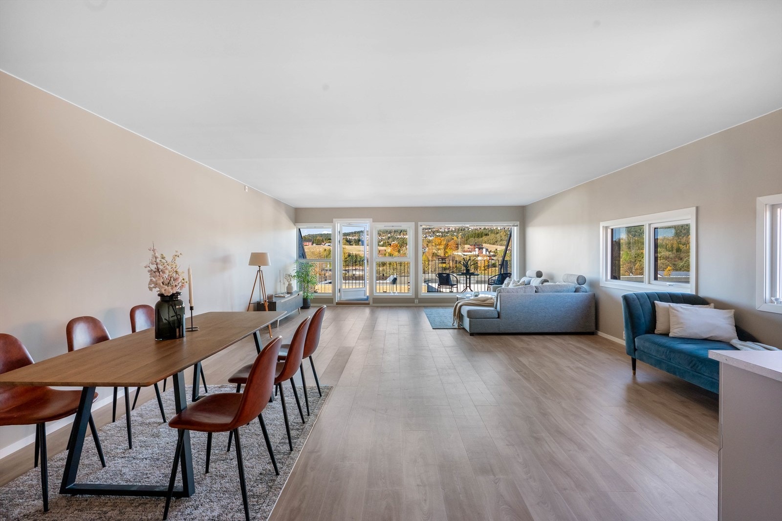 Lys stue, med god plass til møblement i flere soner. Galleribilde